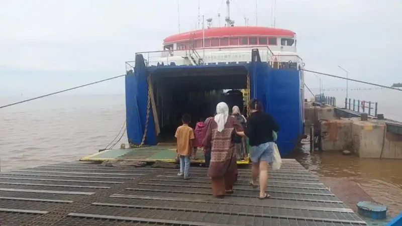 Penumpang masuk kapal di Pelabuhan RoRo Jambi. Harga tiket kapal Kuala Tungkal-Batam dan Kuala Tungkal-Dabo cukup stabil saat dolar AS menguat, Jumat (12/6/2026).( poto : tribunjambi.com )