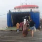 Penumpang masuk kapal di Pelabuhan RoRo Jambi. Harga tiket kapal Kuala Tungkal-Batam dan Kuala Tungkal-Dabo cukup stabil saat dolar AS menguat, Jumat (12/6/2026).( poto : tribunjambi.com )