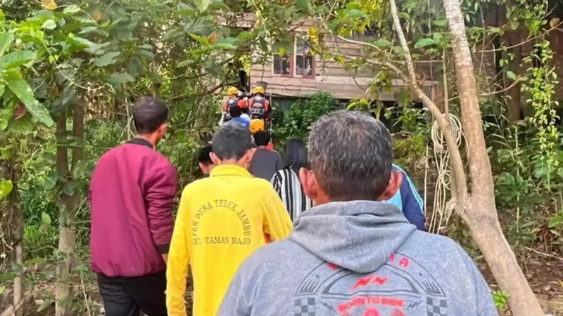 Tim SAR Gabungan menemukan bocah 7 tahun tenggelam di Sungai Batang Hari Muaro Jambi.( poto : tribunjambi.com )