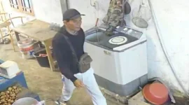 Tangkapan layar CCTV yang merekam detik-detik pencurian motor.( poto : tribunjambi.com )