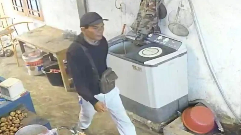 Tangkapan layar CCTV yang merekam detik-detik pencurian motor.( poto : tribunjambi.com )