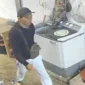 Tangkapan layar CCTV yang merekam detik-detik pencurian motor.( poto : tribunjambi.com )