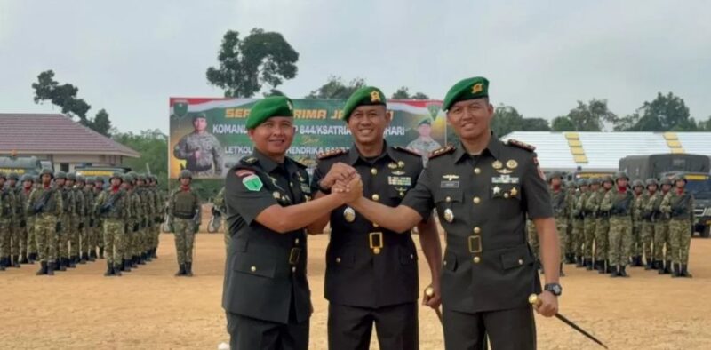 Komandan Brigade Infanteri bersama Letkol Inf Viko Hendrika Sandro dan Letkol Inf Wasidi ( poto : jambiprima.com )