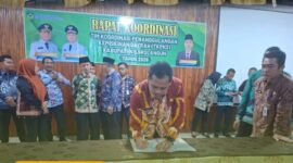 Rapat Koordinasi TKPKD Kabupaten Sarolangun yang dipimpin Wakil Bupati Gerry Trisatwika di Aula Bappeda, Kamis (25/6/2026).( poto : halojambi.com )