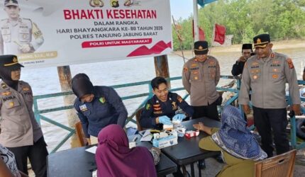 Polres Tanjab Barat gelar bakti kesehatan gratis di Parit Sapat, layani 197 warga pesisir dengan pemeriksaan lengkap dan edukasi kesehatan.