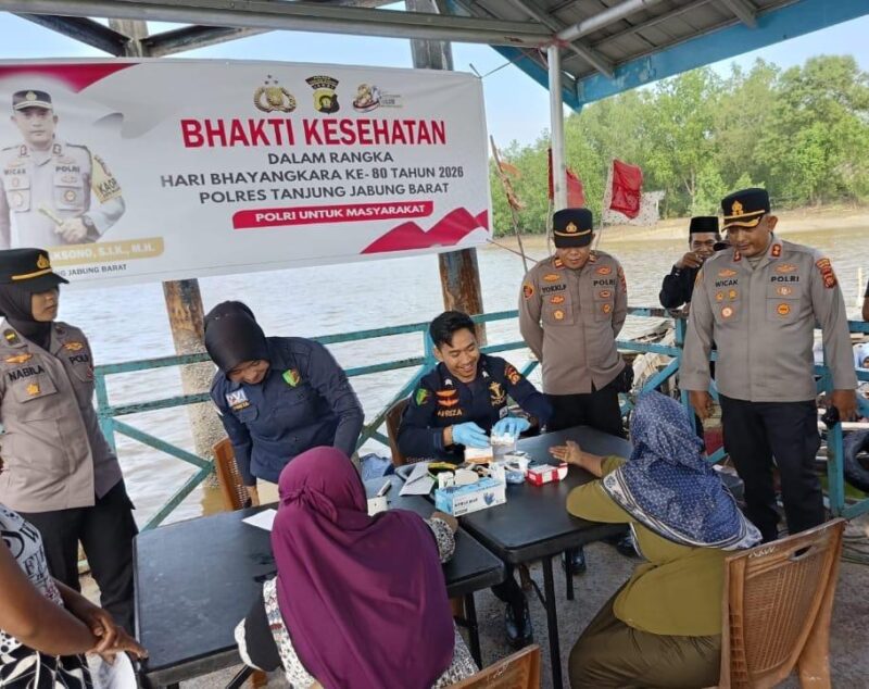 Kapolres Tanjab Barat AKBP Maulia Kuswicaksono S.I.K., M.H.(kanan).( poto : jambilink.id )