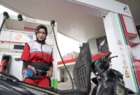 Petugas SPBU sedang bekerja melayani pengisian BBM ( poto : istimewa ).