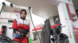 Petugas SPBU sedang bekerja melayani pengisian BBM ( poto : istimewa ).