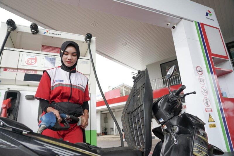 Petugas SPBU sedang bekerja melayani pengisian BBM ( poto : istimewa ).