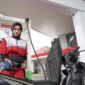 Petugas SPBU sedang bekerja melayani pengisian BBM ( poto : istimewa ).