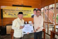 Anggota DPR RI sekaligus Anggota MPR RI, Cek Endra(kiri). poto : jambiprima.com )