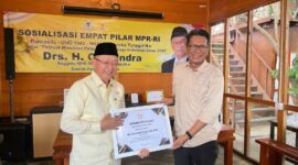 Anggota DPR RI sekaligus Anggota MPR RI, Cek Endra(kiri). poto : jambiprima.com )