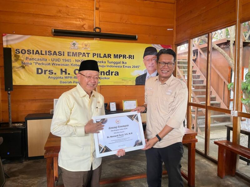 Anggota DPR RI sekaligus Anggota MPR RI, Cek Endra(kiri). poto : jambiprima.com )