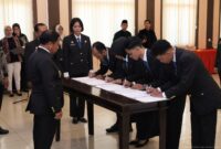 Jonson Siagian (kiri), melantik Analis Hukum Ahli Madya, Analis SDM Aparatur Ahli Pertama, serta sejumlah Pegawai Negeri Sipil.( poto : jambilink.id )