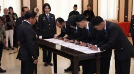 Jonson Siagian (kiri), melantik Analis Hukum Ahli Madya, Analis SDM Aparatur Ahli Pertama, serta sejumlah Pegawai Negeri Sipil.( poto : jambilink.id )