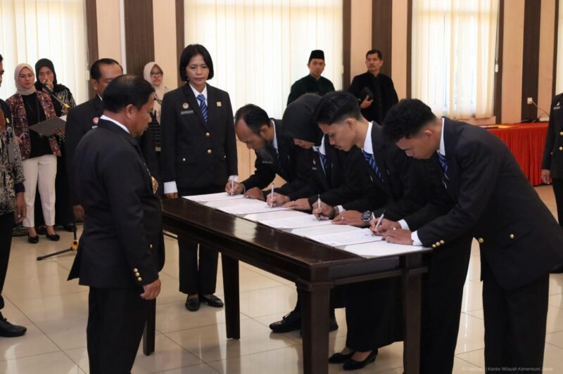 Jonson Siagian (kiri), melantik Analis Hukum Ahli Madya, Analis SDM Aparatur Ahli Pertama, serta sejumlah Pegawai Negeri Sipil.( poto : jambilink.id )