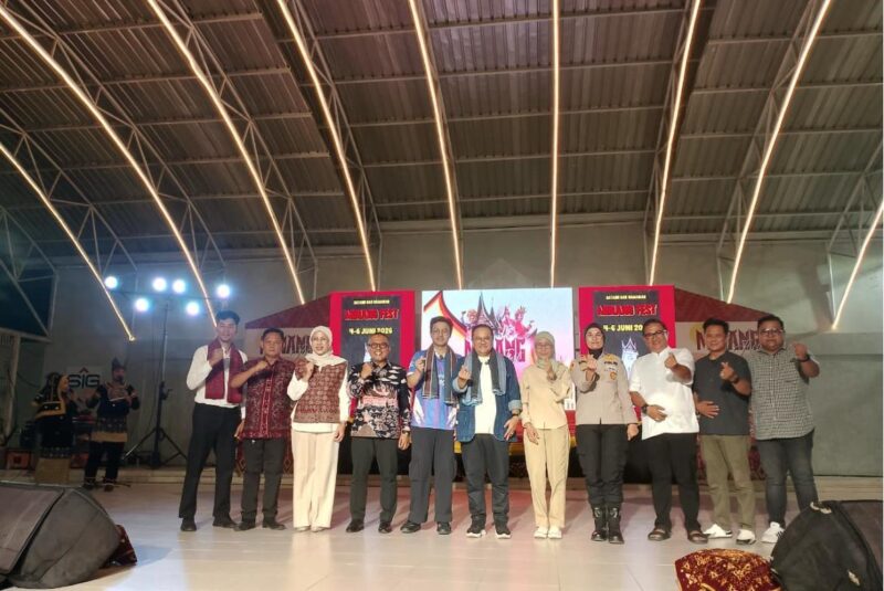 Wali Kota Jambi Maulana bersama Wakil Wali Kota Diza Hazra Aljosha membuka Minang Market Festival Jambi 2026, Kamis (4/6/2026). ( poto : jambilink.id )