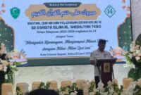 Wakil Bupati Tebo, Nazar Efendi memberikan kata sambutan Khotmil Qur’an ( poto : jambiprima.com )