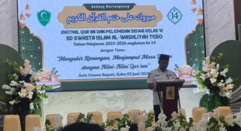 Wakil Bupati Tebo, Nazar Efendi memberikan kata sambutan Khotmil Qur’an ( poto : jambiprima.com )