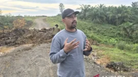 Humas PT WKS Taufik Qurochman saat memberikan keterangan di ruas jalan 800 JCA Distrik VII Desa Bukit Bakar, Kabupaten Tanjung Jabung Barat, Jumat (29/5/2025). ( Poto : ANTARA )