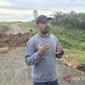 Humas PT WKS Taufik Qurochman saat memberikan keterangan di ruas jalan 800 JCA Distrik VII Desa Bukit Bakar, Kabupaten Tanjung Jabung Barat, Jumat (29/5/2025). ( Poto : ANTARA )