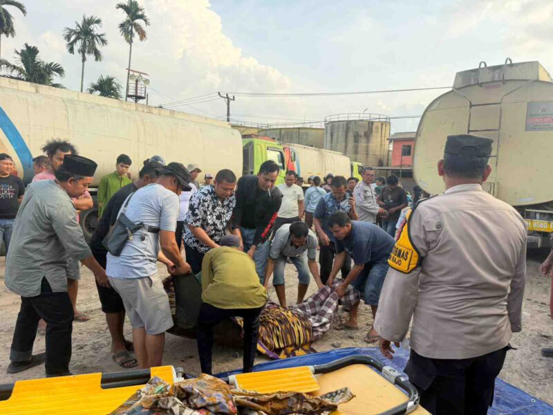Kecelakaan kerja yang merenggut nyawa Niko Adi Saputra (30), sopir mobil CPO di area parkir PT Pelita( poto : jambi-independent.co.id )