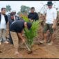 Anggota DPR RI Cek Endra memulai penanaman perdana sawit di kawasan Kebun Sribado, Kecamatan Mandiangin, Kabupaten Sarolangun, Sabtu (13/6/2026). ( poto : jambiprima.com )