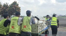 Petugas melakukan pemindahan garam menuju pesawat di posko subsatgas udara karhutla Bandara SultanThaha Jambi. ( poto : ANTARA)