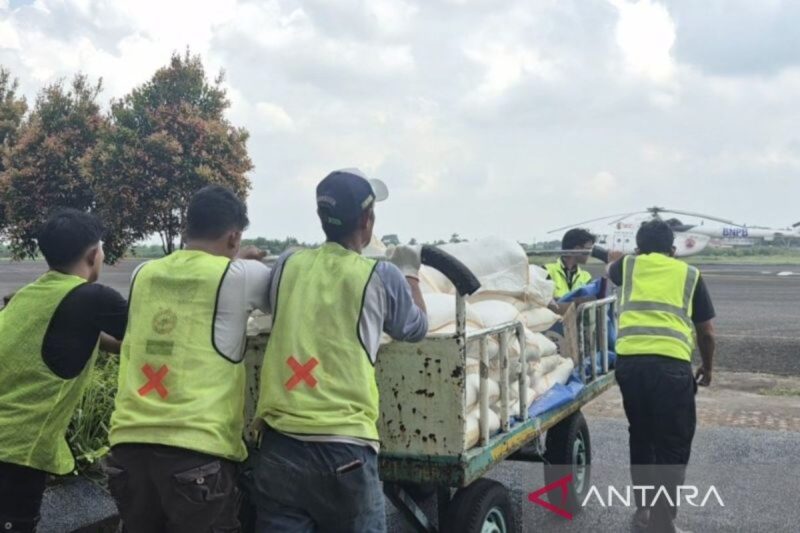 Petugas melakukan pemindahan garam menuju pesawat di posko subsatgas udara karhutla Bandara SultanThaha Jambi. ( poto : ANTARA)