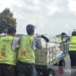 Petugas melakukan pemindahan garam menuju pesawat di posko subsatgas udara karhutla Bandara SultanThaha Jambi. ( poto : ANTARA)