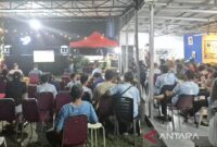 Suasana nonton bareng Piala Dunia 2026 sebelum pertandingan perdana Meksiko vs Afrika Selatan di halaman Kantor TVRI Jambi, Kamis (11/6/2026). ( poto : ANTARA/Agus Suprayitno )