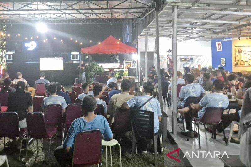Suasana nonton bareng Piala Dunia 2026 sebelum pertandingan perdana Meksiko vs Afrika Selatan di halaman Kantor TVRI Jambi, Kamis (11/6/2026). ( poto : ANTARA/Agus Suprayitno )