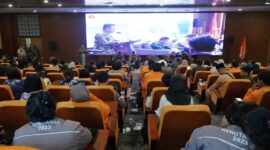 Gubernur Jambi Al Haris saat menyampaikan materi dalam kuliah umum antisipasi dan mitigasi kebakaran hutan dan lahan di Gedung Unifac Universitas Jambi, Rabu (10/6/2026).poto : jambiprima.com 