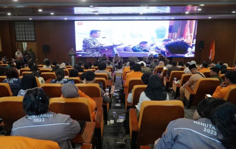 Gubernur Jambi Al Haris saat menyampaikan materi dalam kuliah umum antisipasi dan mitigasi kebakaran hutan dan lahan di Gedung Unifac Universitas Jambi, Rabu (10/6/2026).poto : jambiprima.com 
