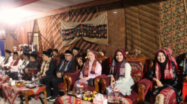 Wali Kota Sungai Penuh, Alfin, SH, menghadiri langsung kegiatan tersebut bersama Ketua TP-PKK Kota Sungai Penuh, Sri Kartini Alfin, S.Kep., Ns.( poto : istimewa )