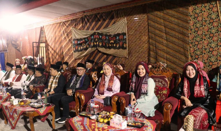 Wali Kota Sungai Penuh, Alfin, SH, menghadiri langsung kegiatan tersebut bersama Ketua TP-PKK Kota Sungai Penuh, Sri Kartini Alfin, S.Kep., Ns.( poto : istimewa )