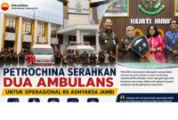 PetroChina International Jabung Ltd. menyerahkan dua unit ambulans kepada RS Adhyaksa Jambi.( poto : halojambi.com )