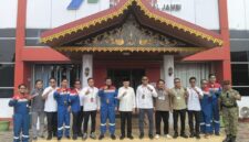 Pengawasan BBM subsidi di Jambi menjadi fokus utama kunjungan kerja Anggota Komisi XII DPR RI Cek Endra ( tengah )ke Field Pertamina Jambi.( poto : jambiprima.com )