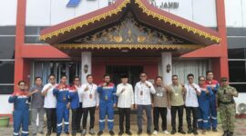 Pengawasan BBM subsidi di Jambi menjadi fokus utama kunjungan kerja Anggota Komisi XII DPR RI Cek Endra ( tengah )ke Field Pertamina Jambi.( poto : jambiprima.com )