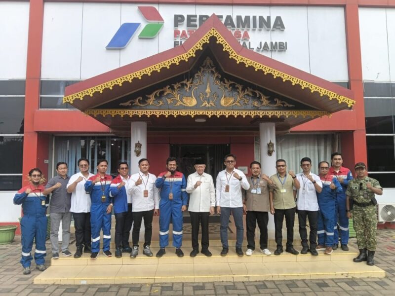 Pengawasan BBM subsidi di Jambi menjadi fokus utama kunjungan kerja Anggota Komisi XII DPR RI Cek Endra ( tengah )ke Field Pertamina Jambi.( poto : jambiprima.com )