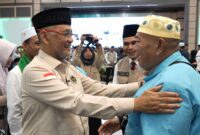 Menteri Haji Irfan Yusuf menyambut kedatangan 444 jemaah Kloter BTH-20 di Asrama Haji Jambi.( poto : halojambi.com )