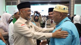 Menteri Haji Irfan Yusuf menyambut kedatangan 444 jemaah Kloter BTH-20 di Asrama Haji Jambi.( poto : halojambi.com )