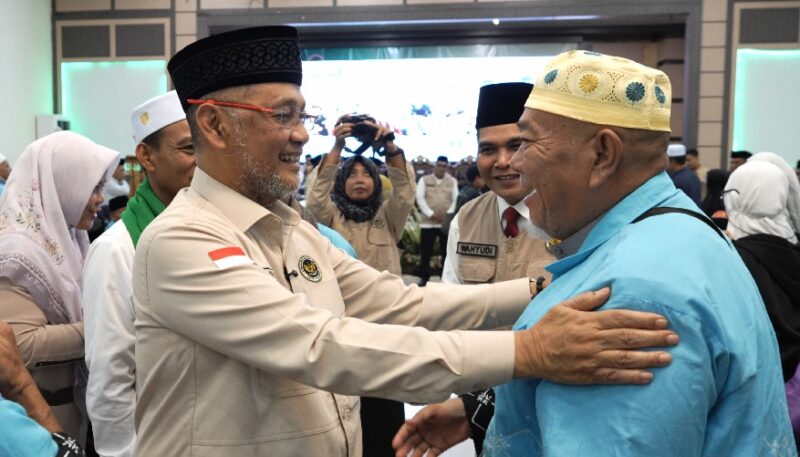 Menteri Haji Irfan Yusuf menyambut kedatangan 444 jemaah Kloter BTH-20 di Asrama Haji Jambi.( poto : halojambi.com )