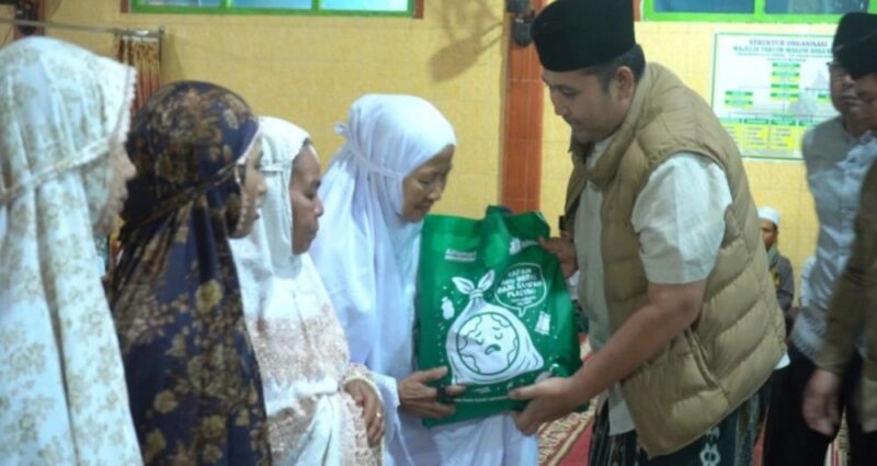 Bupati M. Syukur melaksanakan subling di Masjid Assa’adah, Lingkungan Pulau Kemang, Kelurahan Dusun Bangko, Jumat (5/6/2026).( poto : jambiprima.com )