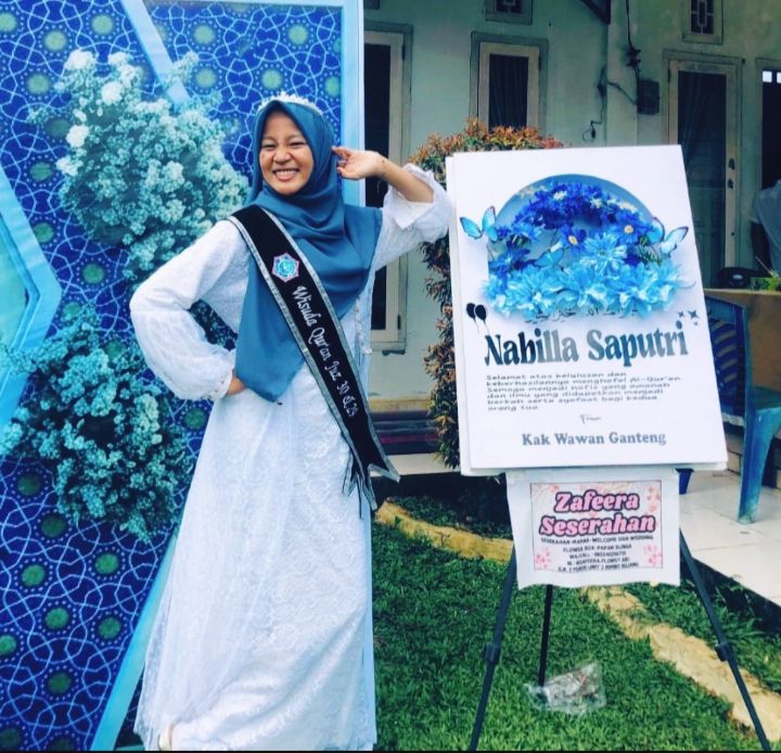 Nabilla Saputri berhasil menyelesaikan hafalan Al-Qur’an sekaligus menuntaskan pendidikan di SIT Mutiara Hati.( Poto : jambiprima.com ).