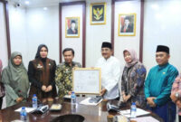 Bupati Tanjung Jabung Barat, Anwar Sadat( tengah ) menyampaikan rasa syukur atas sertifikat IG Pinang Betara( poto : infojambi.com )
