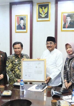 Pinang Betara Terima Sertifikat IG, Tanjab Barat Perkuat Identitas Komoditas Unggulan