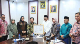Bupati Tanjung Jabung Barat, Anwar Sadat( tengah ) menyampaikan rasa syukur atas sertifikat IG Pinang Betara( poto : infojambi.com )