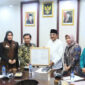 Bupati Tanjung Jabung Barat, Anwar Sadat( tengah ) menyampaikan rasa syukur atas sertifikat IG Pinang Betara( poto : infojambi.com )