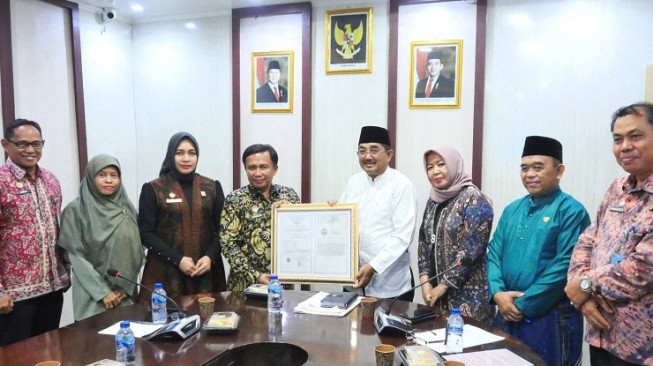 Bupati Tanjung Jabung Barat, Anwar Sadat( tengah ) menyampaikan rasa syukur atas sertifikat IG Pinang Betara( poto : infojambi.com )